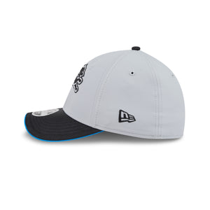 Neue Era Detroit Lions NFL Rivalries 2026 Flex Cap in Silber Grau, 39THIRTY Sideline, sportliche Mütze mit Logo.