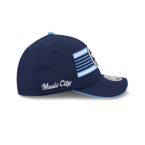 Neue Era Tennessee Titans NFL Rivalries 39THIRTY Flex Cap in Navy, mit Team-Logo und bequemem Schnitt auf der Seite sichtbar