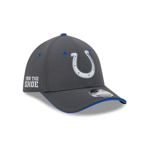 Graue NEW ERA Indianapolis Colts NFL 2026 Sideline 39THIRTY Cap, flexible und sportlich, mit Colts Logo sichtbar.