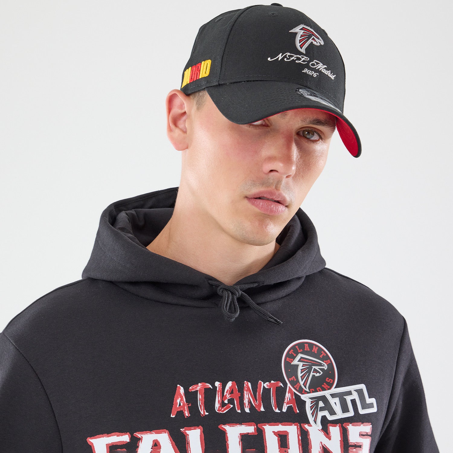 Atlanta Falcons New Era 2026 Madrid Game Patches NFL Hoodie Schwarz