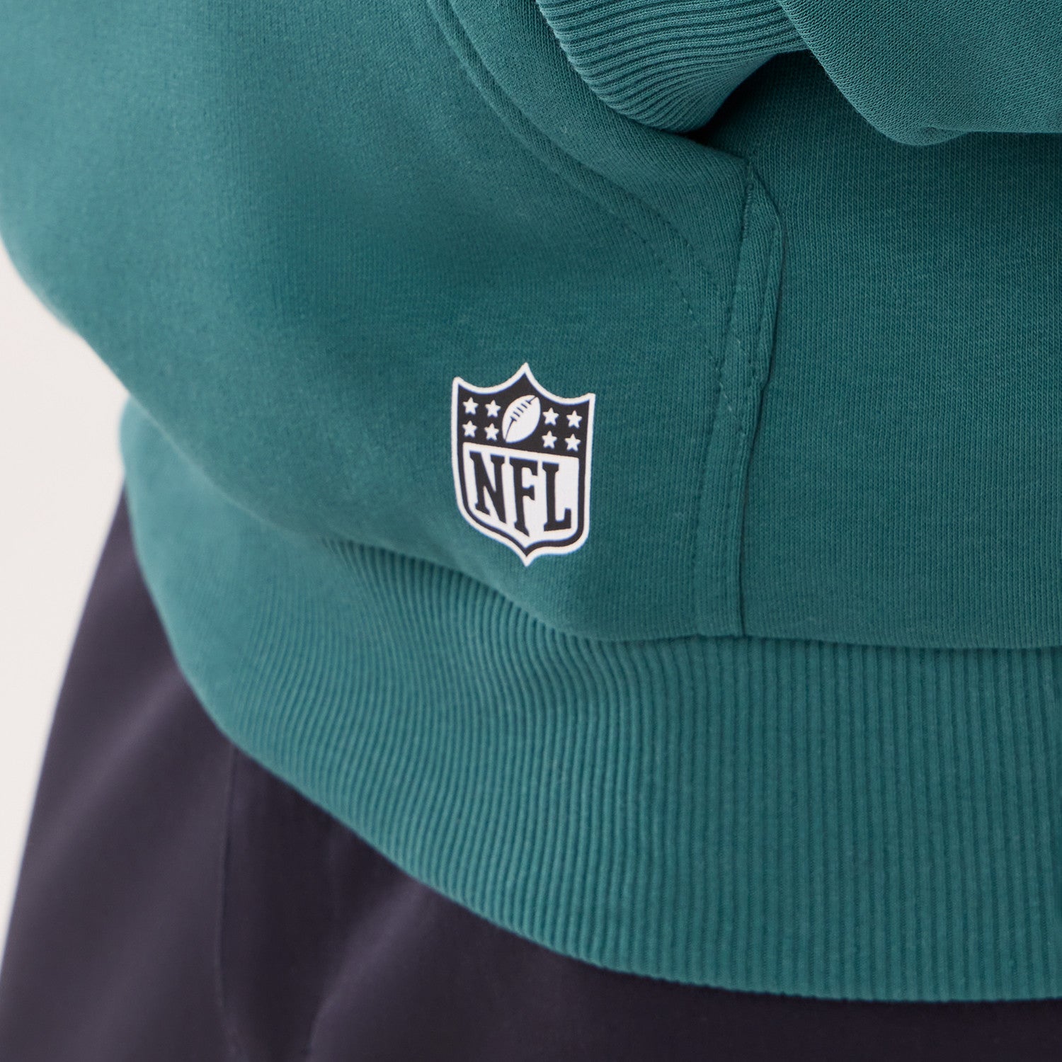Philadelphia Eagles New Era 2026 London Game Patches NFL Hoodie Grün