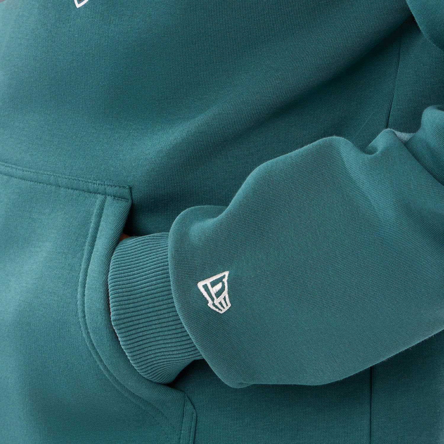 Philadelphia Eagles New Era 2026 London Game Patches NFL Hoodie Grün