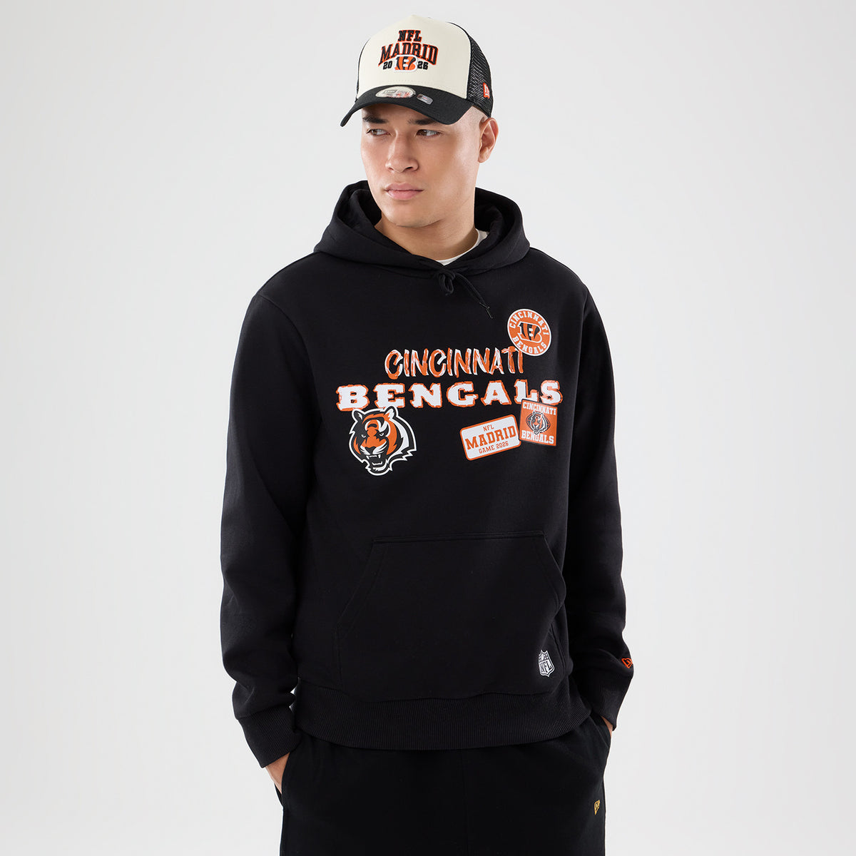 Schwarzer NFL Hoodie von NEW ERA mit Cincinnati Bengals, 2026 Madrid Game Patches, sportliche Kapuzenjacke.