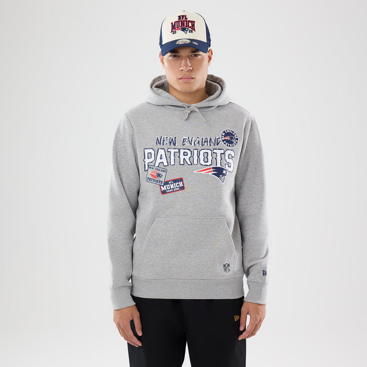 Grauer New Era Hoodie mit New England Patriots München Game Patches, NFL Hoodie, sportlicher Style, bequeme Passform