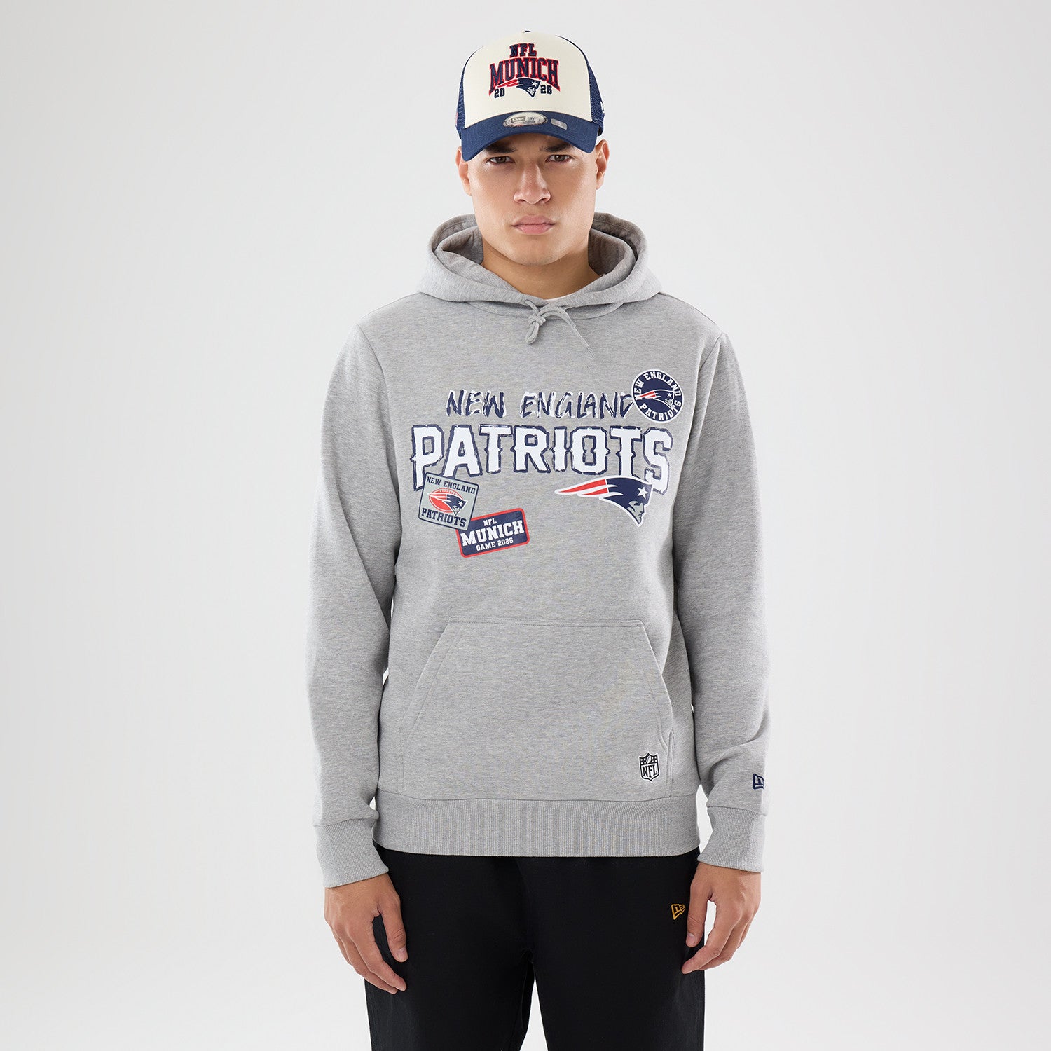 New England Patriots New Era 2026 München Game Patches NFL Hoodie Grau