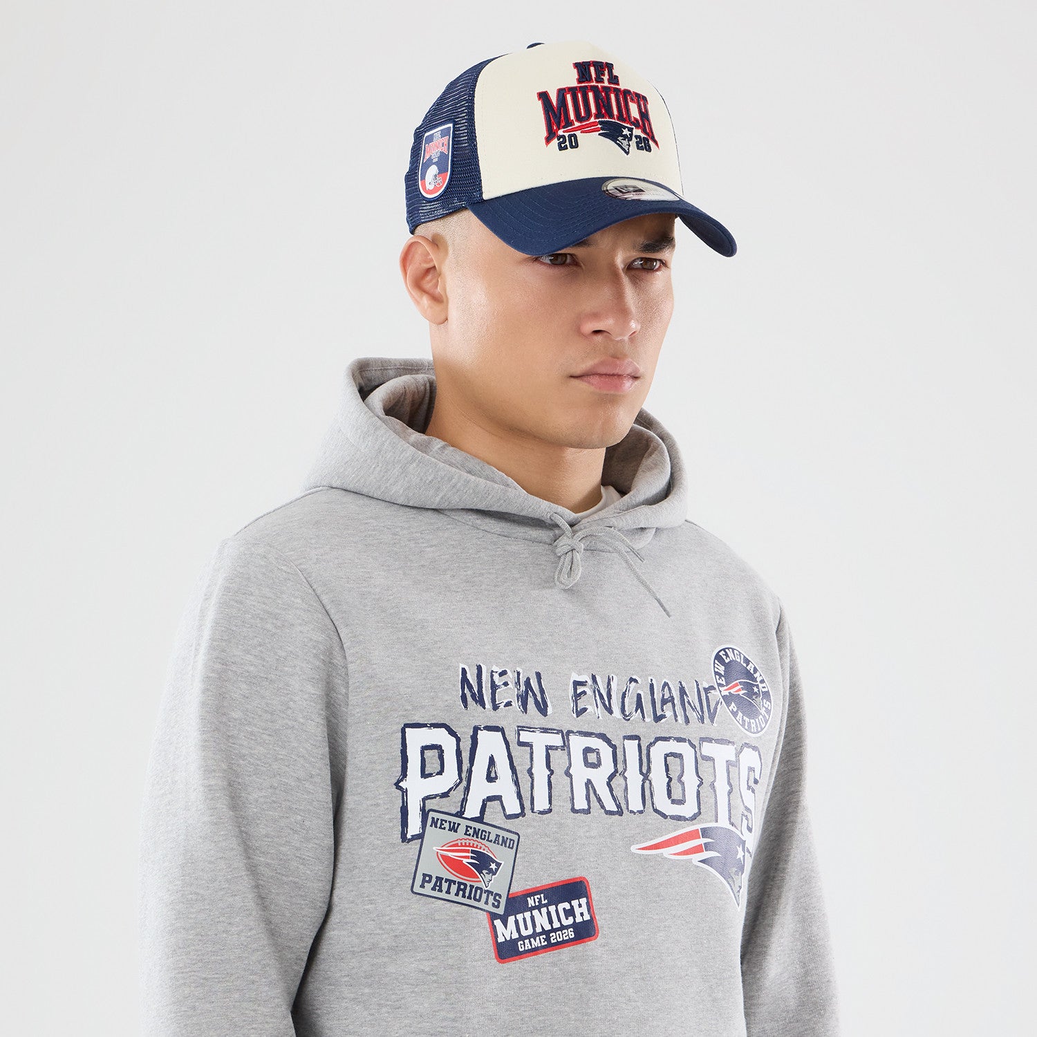 New England Patriots New Era 2026 München Game Patches NFL Hoodie Grau