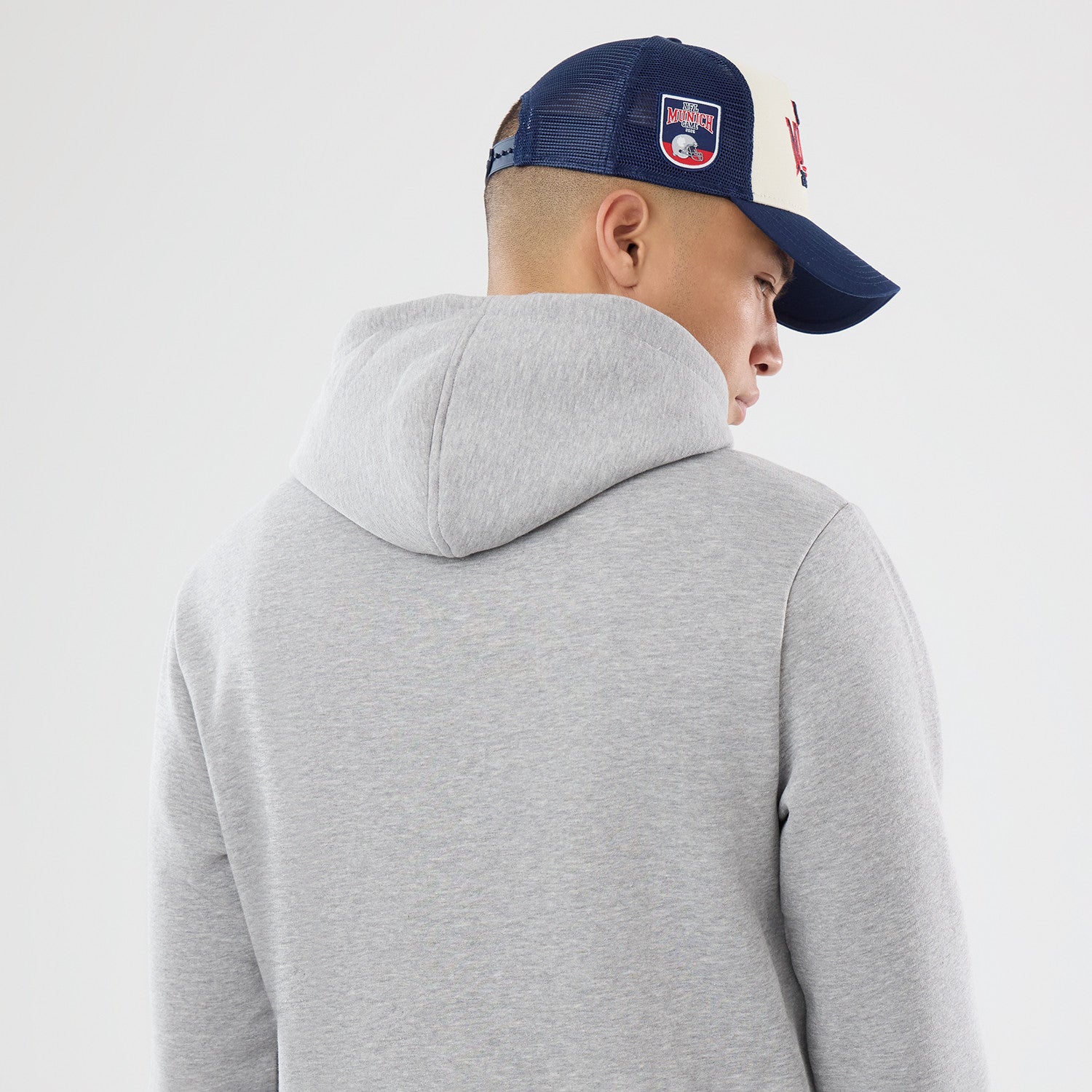 New England Patriots New Era 2026 München Game Patches NFL Hoodie Grau
