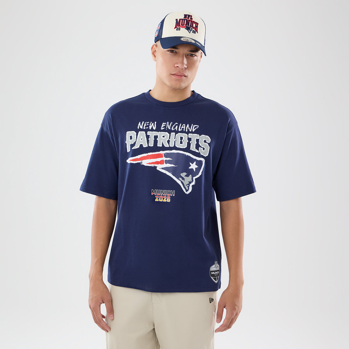 Navyblaues New Era NFL T-Shirt mit Patriots-Logo und München Game Backprint, bequemes Sportshirt für Fans.