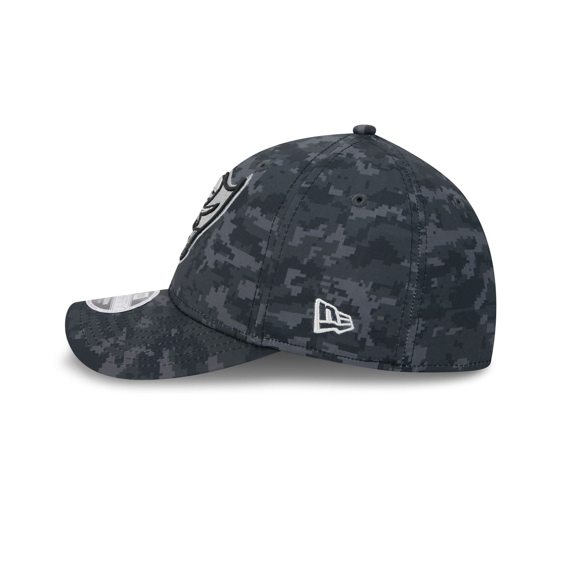 Tampa Bay Buccaneers New Era 2026 NFL Salute to Service 39THIRTY Flex Fit Cap Camouflage Schwarz