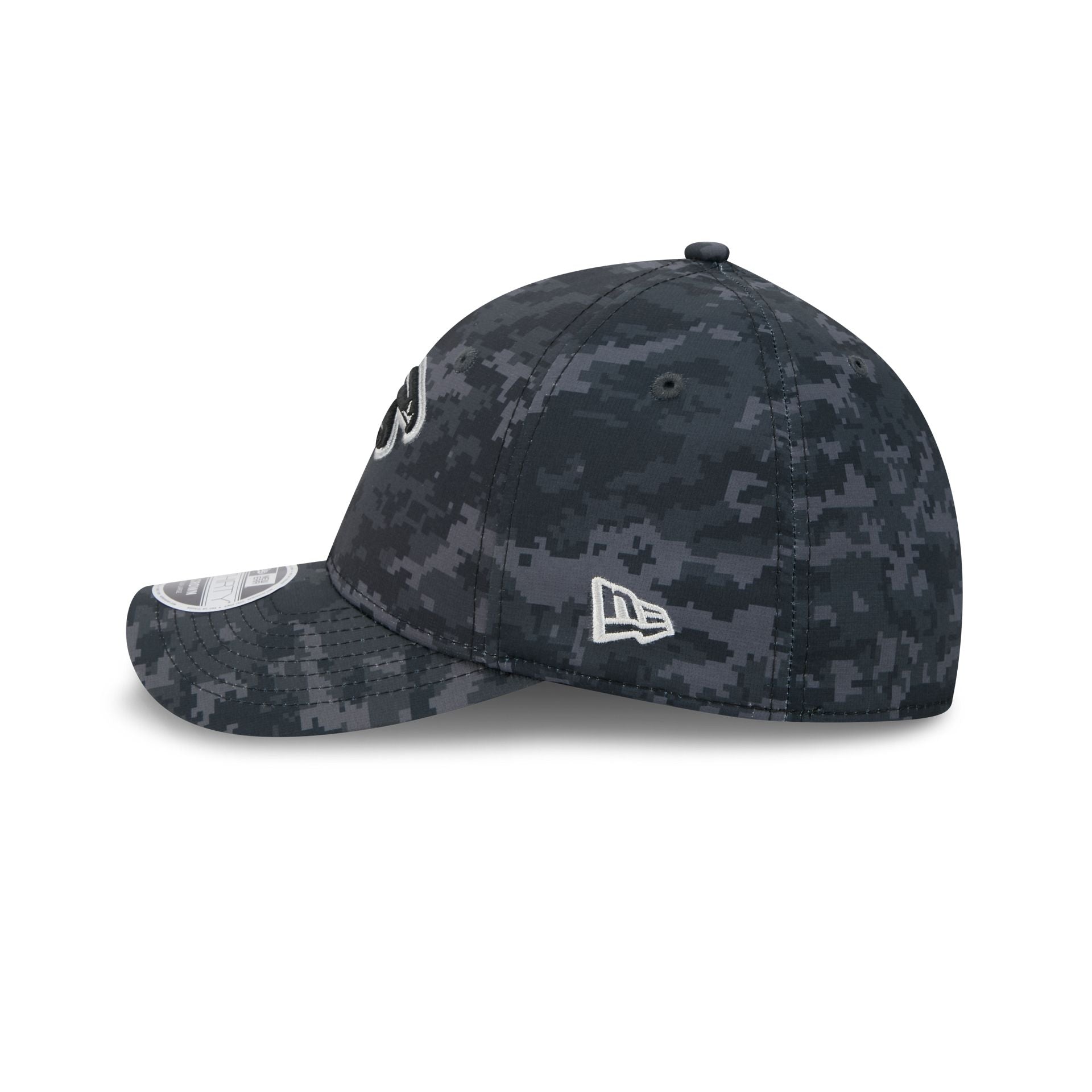 Atlanta Falcons New Era 2026 NFL Salute to Service 39THIRTY Flex Fit Cap Camouflage Schwarz