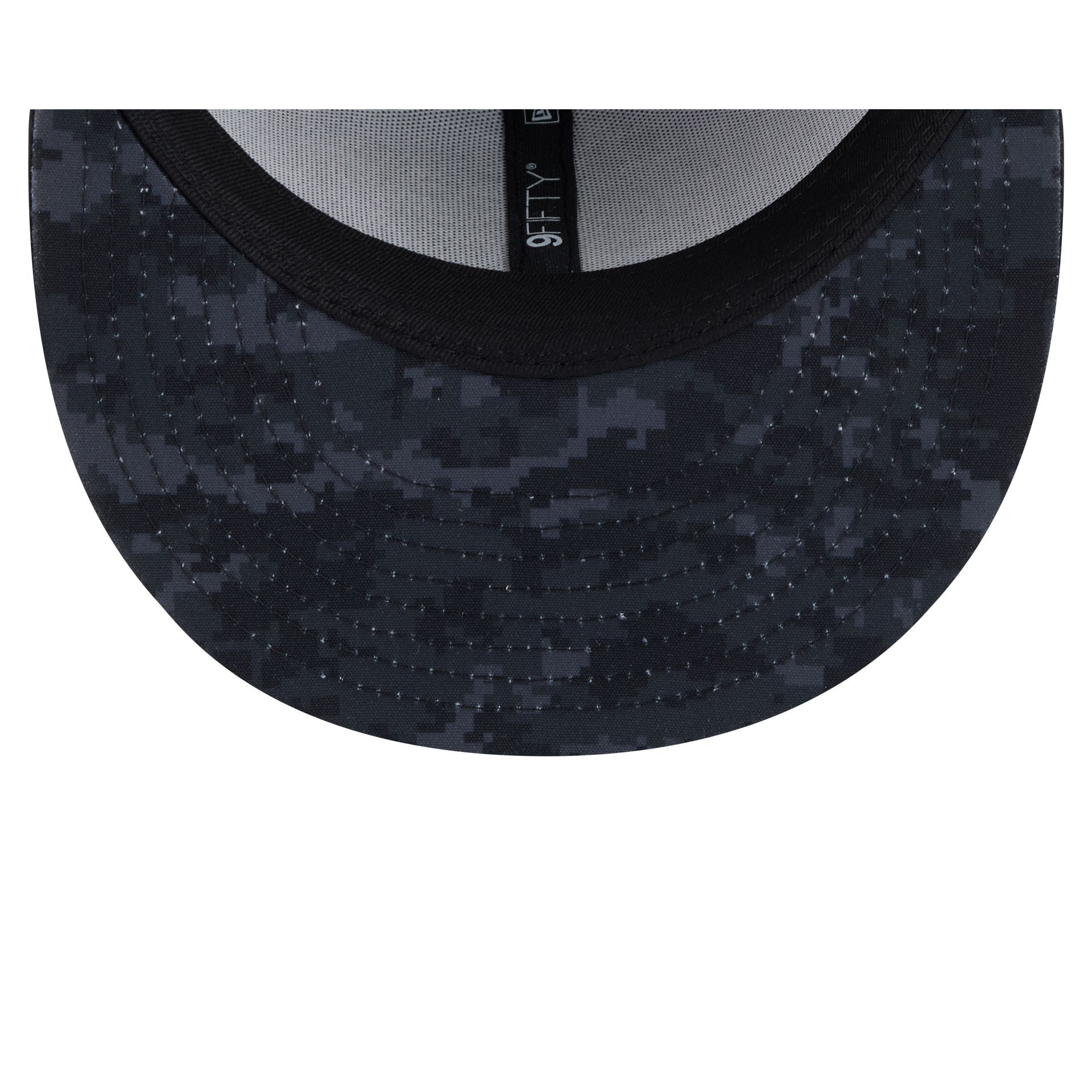 Atlanta Falcons New Era 2026 NFL Salute to Service 9FIFTY Snapback Cap Camouflage Schwarz