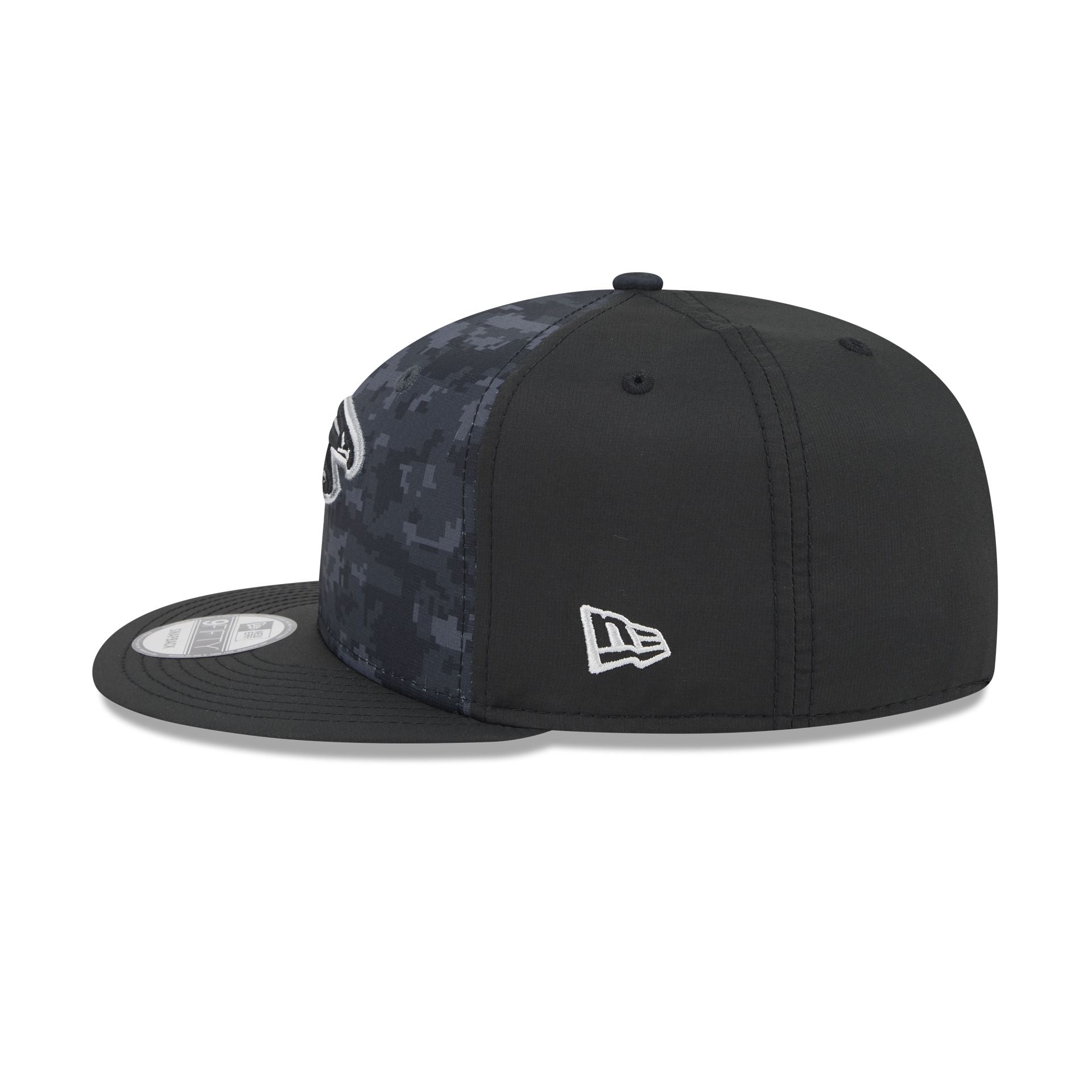 Atlanta Falcons New Era 2026 NFL Salute to Service 9FIFTY Snapback Cap Camouflage Schwarz