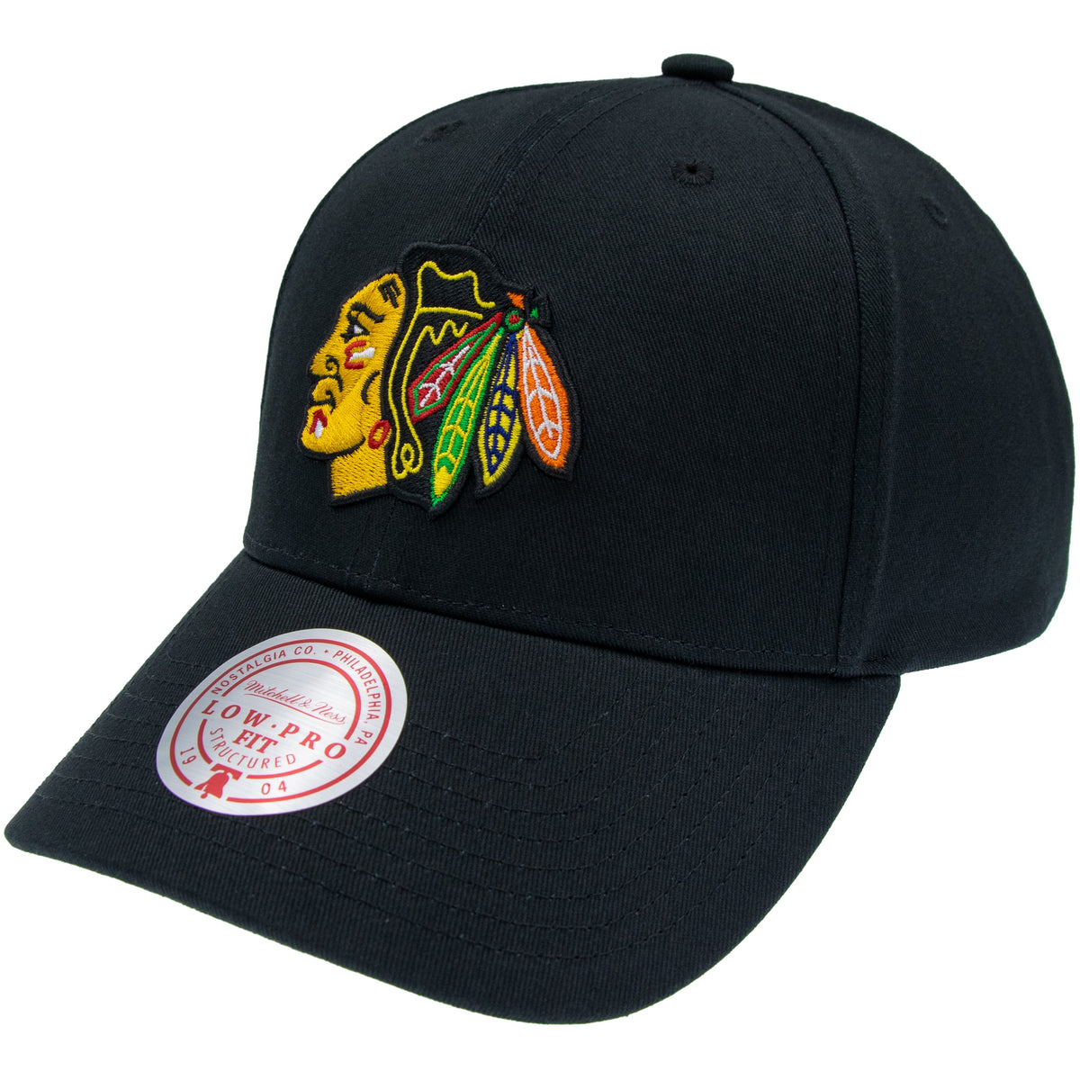 Schwarze Mitchell & Ness Chicago Blackhawks Team Logo Low Pro NHL Cap auf einem Kopf getragen.