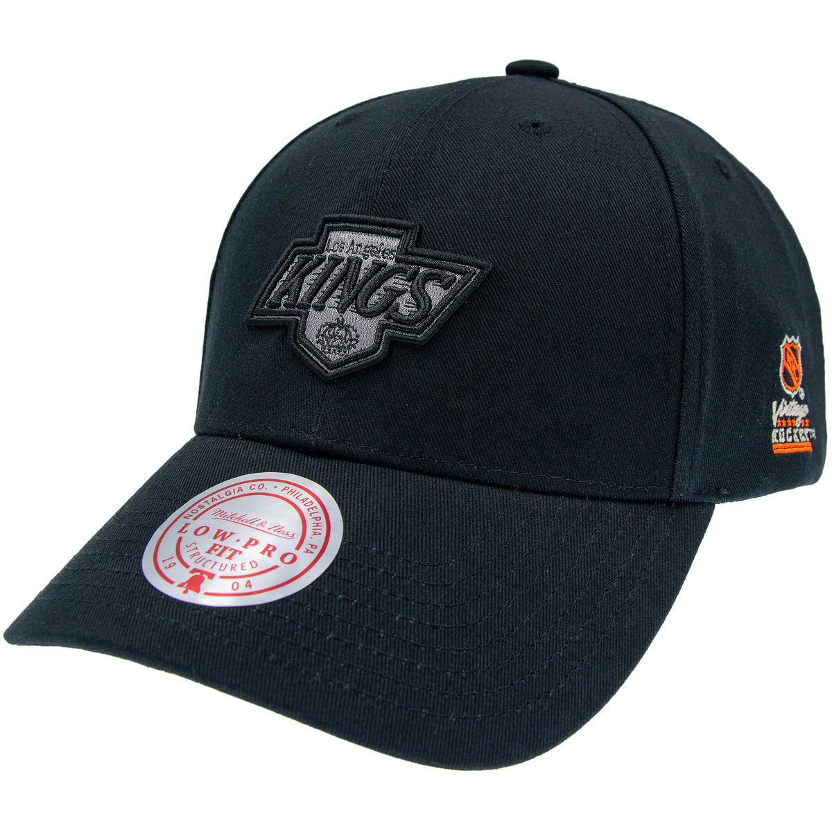 Schwarze Mitchell & Ness Cap mit Los Angeles Kings Team-Logo, Low Pro Design, NHL-Fansportartikel, für Hockey-Fans.