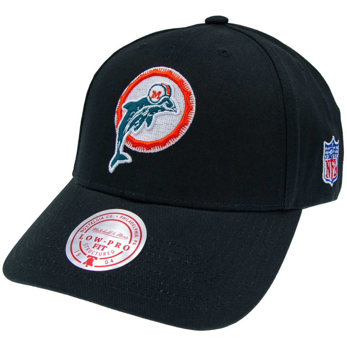Schwarze Mitchell & Ness Miami Dolphins Team Logo Low Pro NFL Cap auf einem Kopfmodell, detailreiche Team-Emblem-Design.
