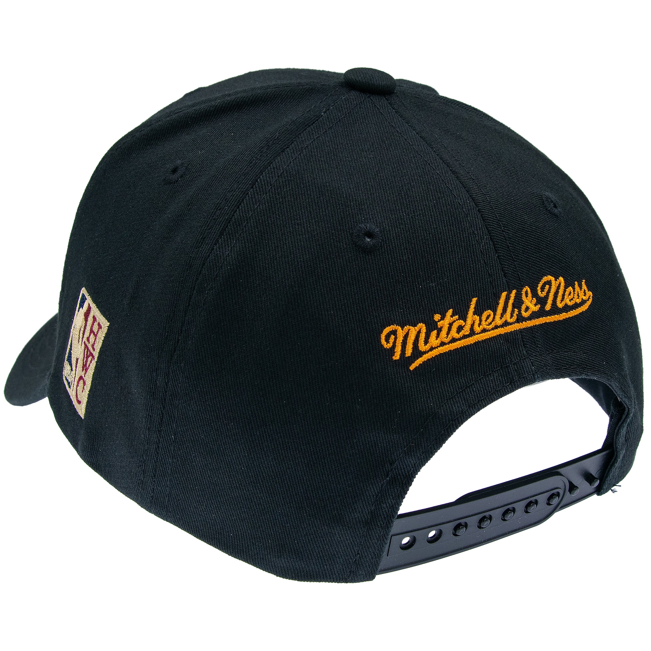 Schwarze Mitchell & Ness NBA Cap mit New York Knicks Teamlogo, Low Pro Design, sportliches Cap für Fans