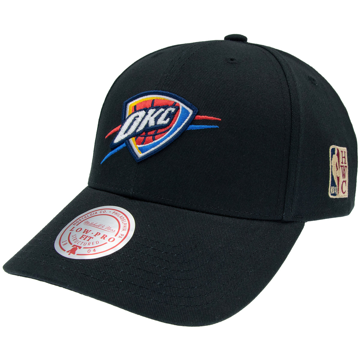 Schwarze Mitchell & Ness NBA Cap mit Oklahoma City Thunder Team Logo und Low Pro Design, sportlich und bequem.