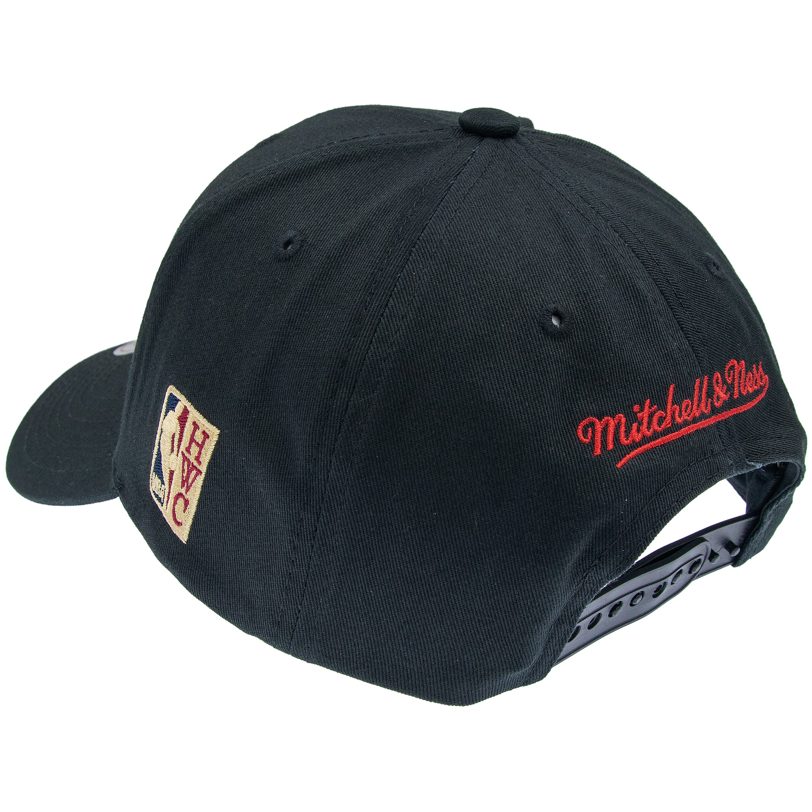 Schwarze Mitchell & Ness NBA Cap mit Philadelphia 76ers Team-Logo, Low Pro Design, für Basketballfans und Sammler.