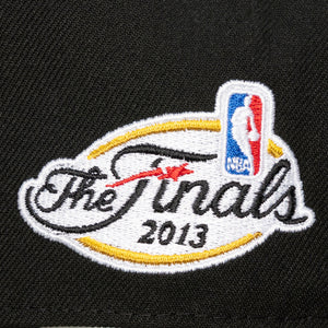 Schwarze Miami Heat Mitchell & Ness Legacy Made Champ Pro Pinch Snapback NBA-Cap mit Frontlogo