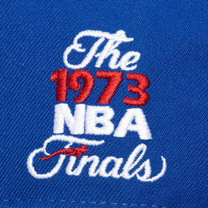 Blaue New York Knicks Mitchell & Ness Legacy Made Champ Pro Pinch Snapback NBA Cap mit Logo