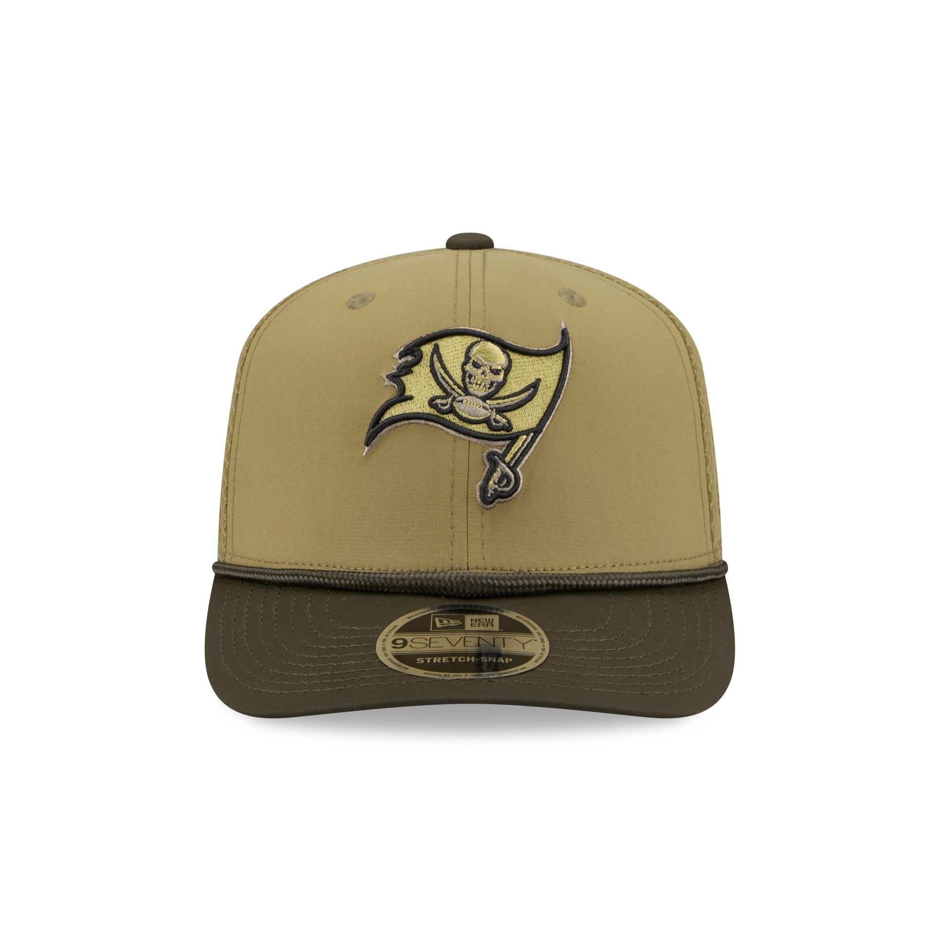 Tampa Bay Buccaneers New Era 2025 NFL Salute to Service 9SEVENTY Trucker Cap Grün