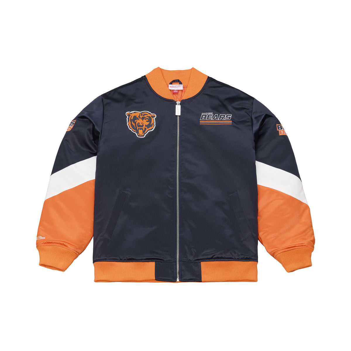 Dunkelblaue Mitchell & Ness NFL Triple Check Heavyweight Satin Jacke für Chicago Bears, detaillierte Nahaufnahme der Jacke.