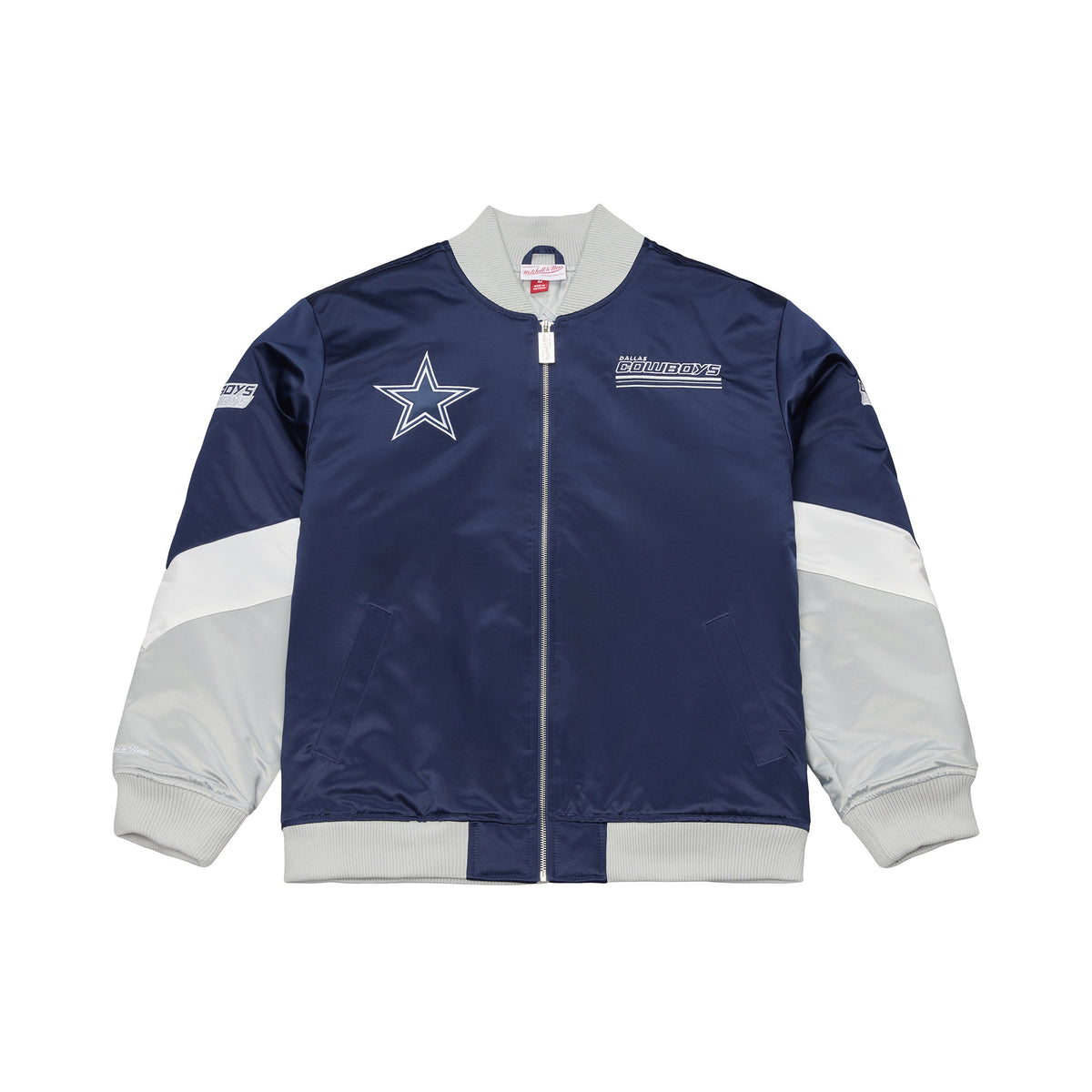 Dunkelblaue Mitchell & Ness NFL Dallas Cowboys Triple Check Heavyweight Satin Jacke, leicht gefüttert, Detailaufnahme.