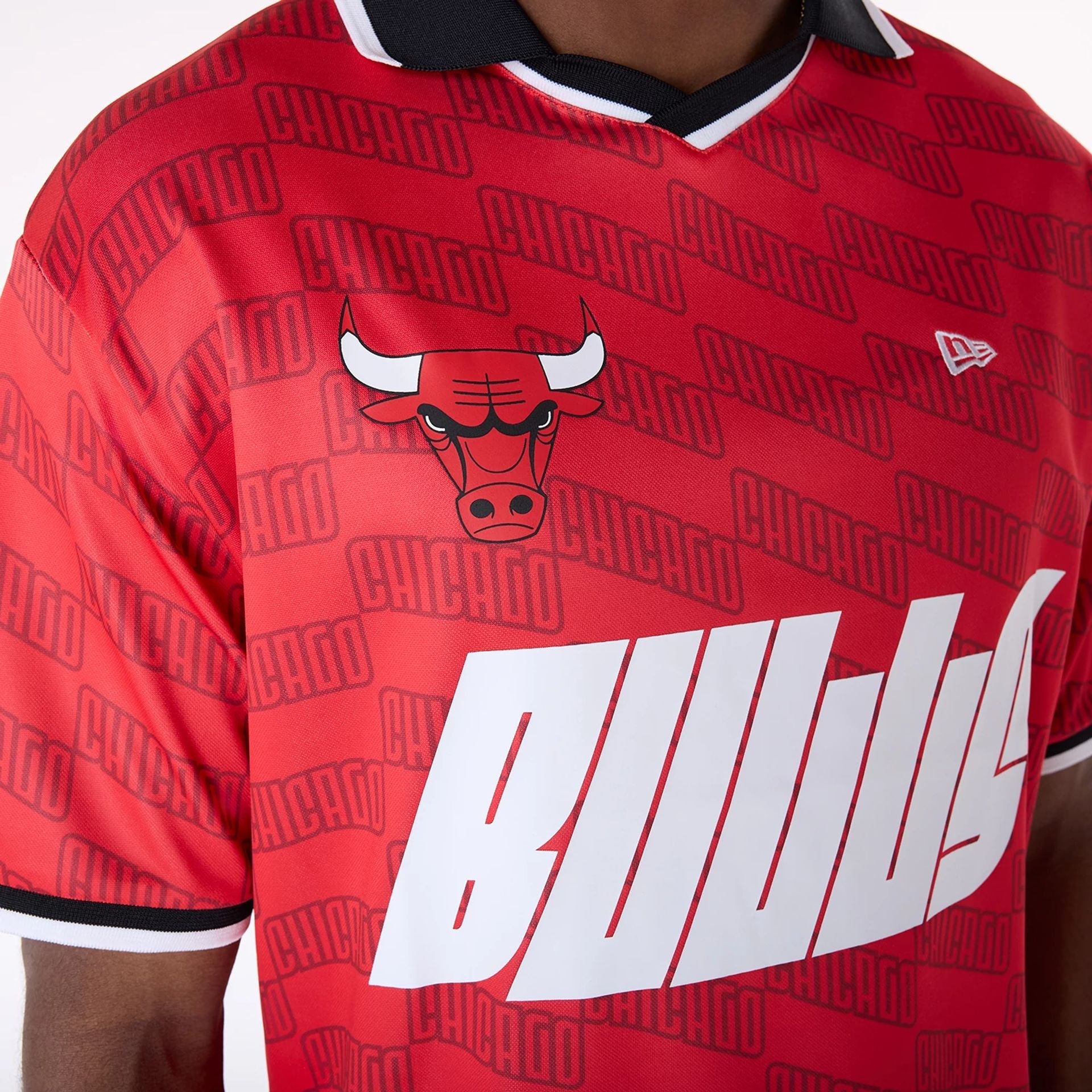 Chicago Bulls New Era Soccer Style Oversized NBA T-Shirt Rot - STADIUMDREAMS