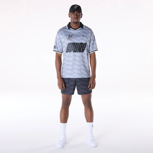 San Antonio Spurs New Era Soccer Style Oversized NBA T-Shirt Silber - STADIUMDREAMS