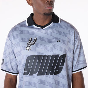 San Antonio Spurs New Era Soccer Style Oversized NBA T-Shirt Silber - STADIUMDREAMS