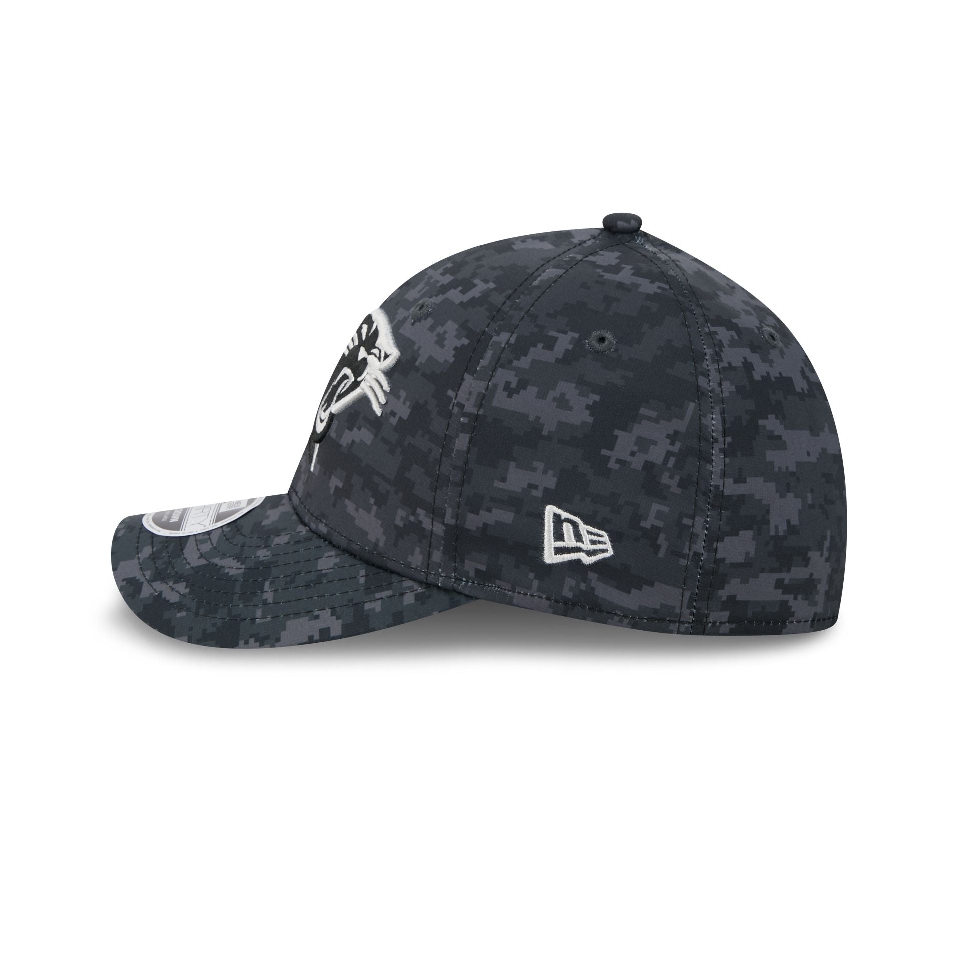 Carolina Panthers New Era 2026 NFL Salute to Service 39THIRTY Flex Fit Cap Camouflage Schwarz