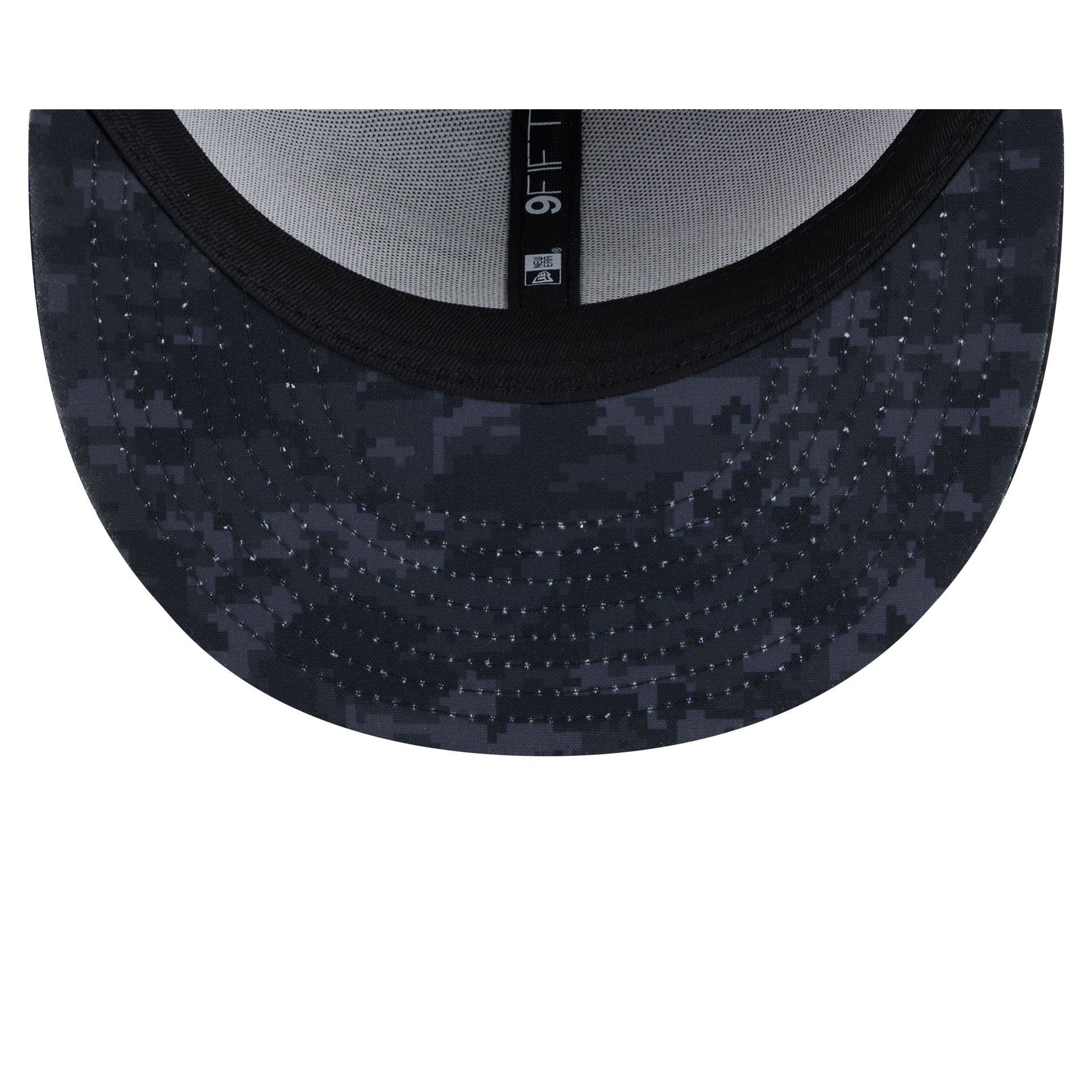 Carolina Panthers New Era 2026 NFL Salute to Service 9FIFTY Snapback Cap Camouflage Schwarz