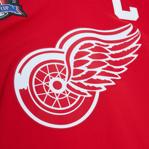 Detroit Red Wings Steve Yzerman 1996 NHL Trikot rot - STADIUMDREAMS