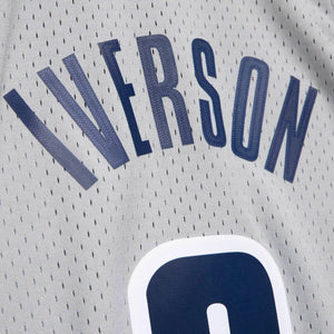 Allen Iverson #3 Georgetown Hoyas Mitchell & Ness NCAA Swingman Trikot 1995 Silber - STADIUMDREAMS