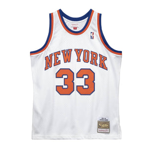 New York Knicks Patrick Ewing Mitchell & Ness NBA Swingman Trikot 1985 Weiss - STADIUMDREAMS