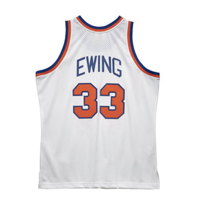 New York Knicks Patrick Ewing Mitchell & Ness NBA Swingman Trikot 1985 Weiss - STADIUMDREAMS