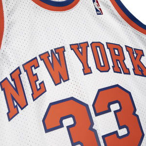 New York Knicks Patrick Ewing Mitchell & Ness NBA Swingman Trikot 1985 Weiss - STADIUMDREAMS