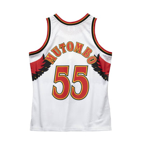 Atlanta Hawks Dikembe Mutombo Mitchell & Ness NBA Swingman Trikot 1996 Weiss - STADIUMDREAMS